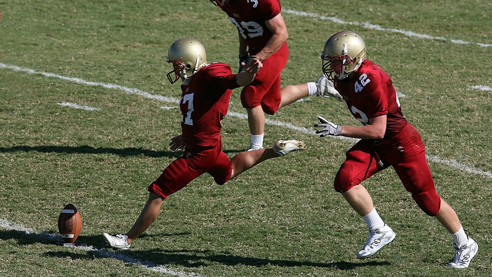 多方媒体盛赞球队防线表现称其为本赛季最具韧性的后防组合,足坛后防线排名